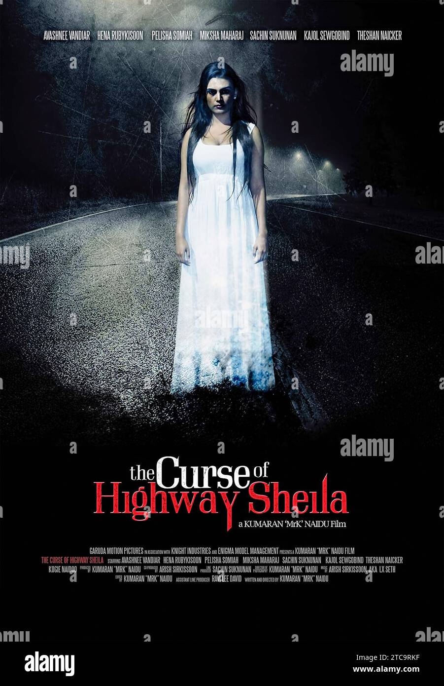 The Curse of Highway Sheila (2014), diretto da Kumaran Naidu e interpretato da Miksha Maharaj, Maeshni Naicker e Theshan Naicker. Strani eventi stanno accadendo sulle autostrade. Un redattore di giornali incarica i suoi giornalisti di scoprire la loro causa. Foto Stock