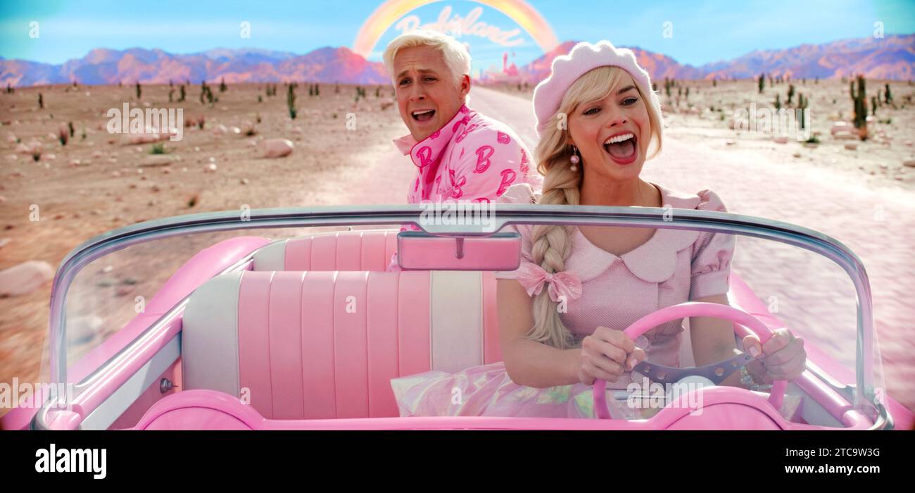 Barbie (2023), diretto da Greta Gerwig e interpretato da Margot Robbie nel ruolo di Barbie e Ryan Gosling nel ruolo di Ken. Barbie soffre di una crisi che la porta a mettere in discussione il suo mondo e la sua esistenza.pubblicità ancora ***SOLO USO EDITORIALE***. Credito: BFA / Warner Bros Foto Stock