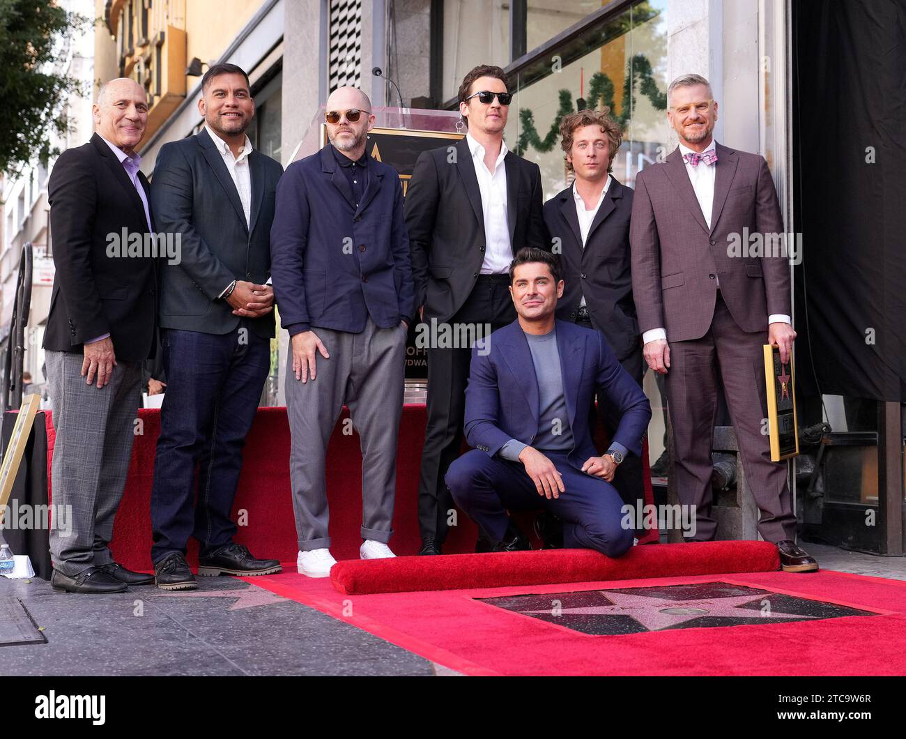 Los Angeles, USA. 11 dicembre 2023. (L-R) Presidente e CEO di Hollywood Chamber Steve Nissen, Hugo Soto-Martinez, Sean Durkin, Miles Teller, Zac Efron, Jeremy Allen White e Marc Malkin allo Zac Efron onorati con una Star on the Hollywood Walk of Fame Ceremony tenutasi al 6426 Hollywood Blvd di Hollywood, CALIFORNIA, lunedì 11 dicembre 2023. (Foto di Sthanlee B. Mirador/Sipa USA) credito: SIPA USA/Alamy Live News Foto Stock