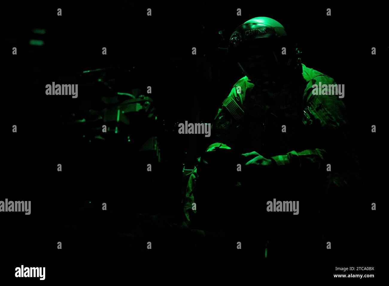 Gli U.S. Air Force Air Commandos assegnati a Hurlburt Field conducono fuoco vivo aria-terra con una cannoniera AC-130J Ghostrider sopra il Mar dei Caraibi, 7 dicembre 2023. U.S. Southern Command coopera e condivide informazioni con le nazioni partner per comprendere e contrastare le minacce delle organizzazioni criminali transnazionali, maltrattare gli attori regionali ed esterni dello stato e contribuire a proteggere la navigazione aperta e il libero scambio. (Foto U.S. Air Force di Airman 1st Class Bailey Wyman) Foto Stock