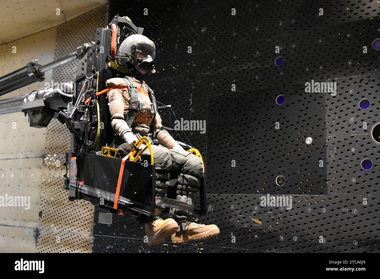 Una variante del sedile di espulsione ACES V è mostrata in una delle gallerie del vento della Arnold Air Force base, Tenn., 5 settembre 2023. Il test del sedile di espulsione è stato recentemente condotto ad Arnold per la prima volta dal 1997. Lo sforzo più recente ha comportato la prova su tre varianti del sedile ACES V. (Foto U.S. Air Force di Bradley Hicks) Foto Stock