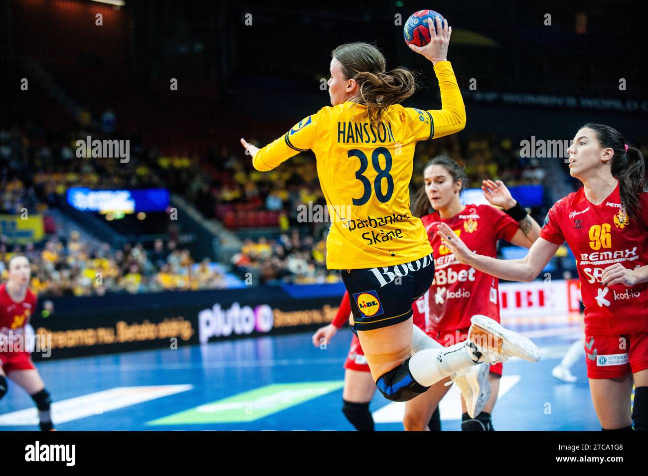 Gothenburg, Svezia. 11 dicembre 2023. La svedese Elin Hansson durante la partita del campionato mondiale di pallamano femminile IHF 2023 tra Montenegro e Svezia l'11 dicembre 2023. Credito: PS Photo / Alamy Live News Foto Stock