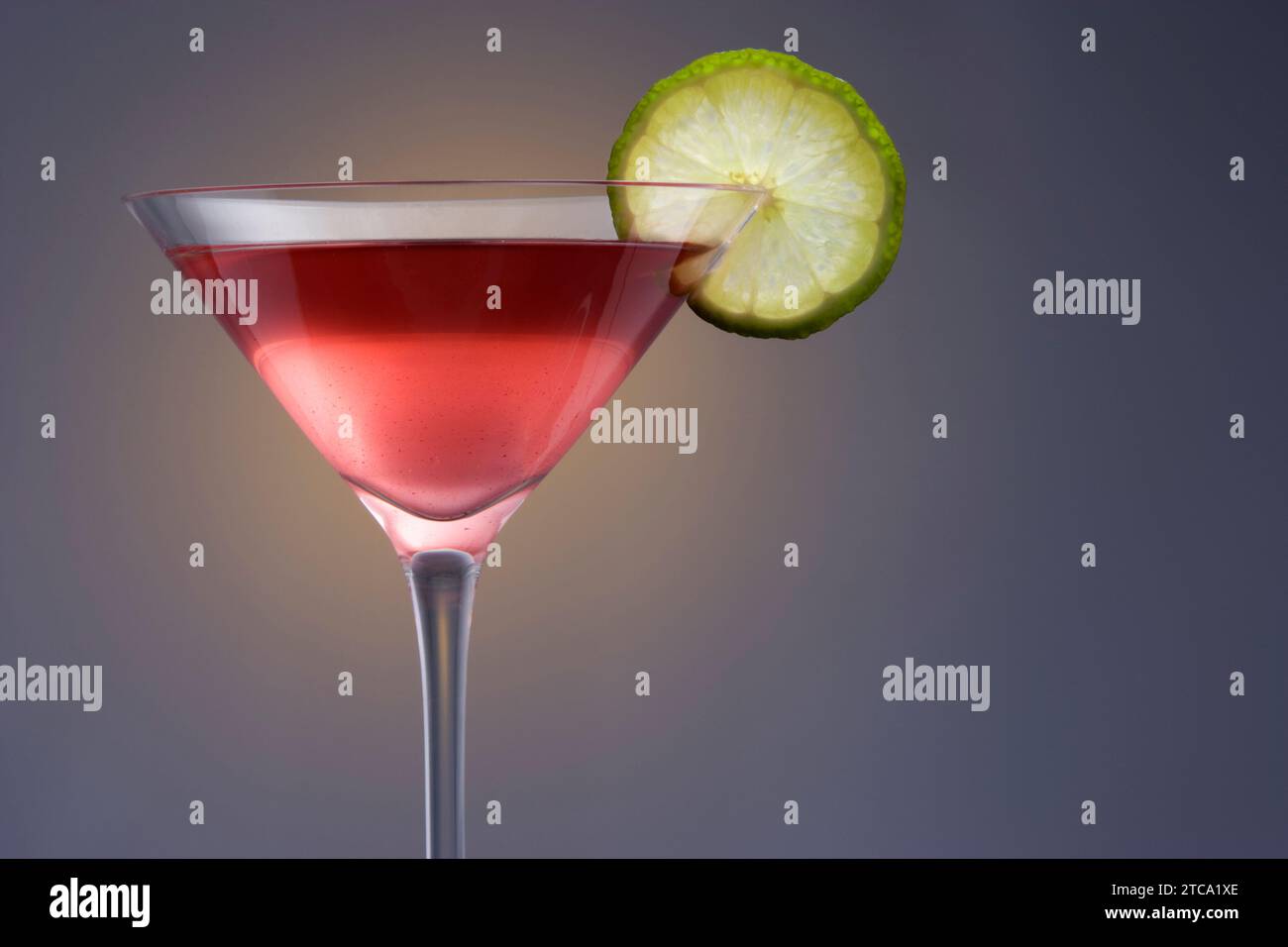 Cosmopolitan bevanda miscelata nella coppetta Martini su uno sfondo semplice Foto Stock