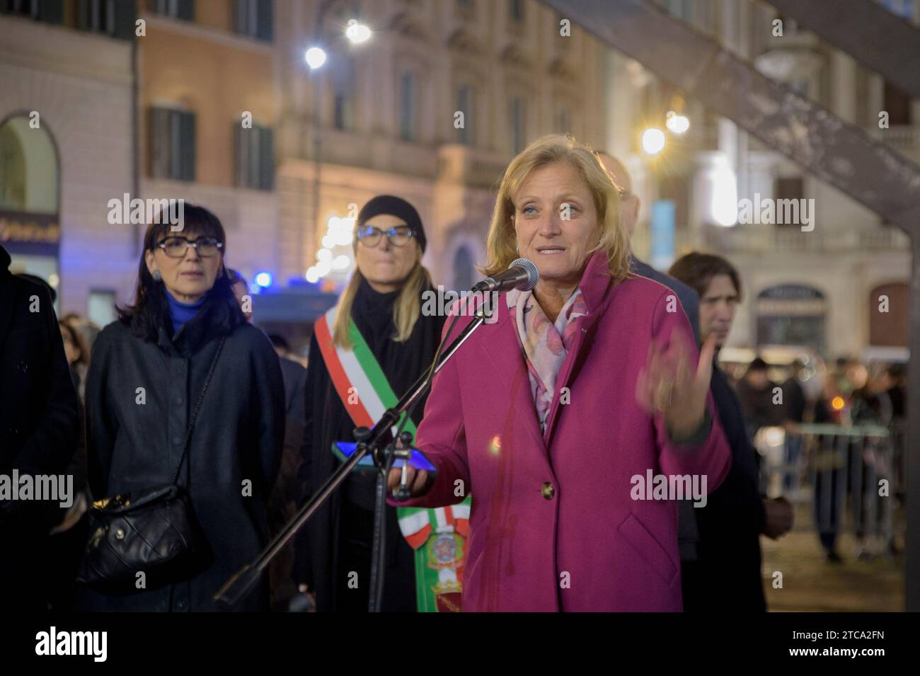 Roma, Italia. 10 dicembre 2023. Il presidente dell'Unione delle Comunità ebraiche italiane (UCEI), NOEMI DI SEGNI, durante il suo intervento in occasione della celebrazione Hanukkah a Roma.celebrazione dell'Hanukkah, la tradizionale festa ebraica che commemora la consacrazione del Tempio di Gerusalemme dopo i Maccabei, guerrieri ebrei, miracolosamente sconfitto il potente esercito greco-siriano, organizzato dal movimento ebraico Chabad-Lubavitch di Roma. Chabad, l'acronimo ebraico di saggezza, comprensione e conoscenza, è il movimento internazionale nato dagli ebrei Lubavitcher due secoli fa. Foto Stock