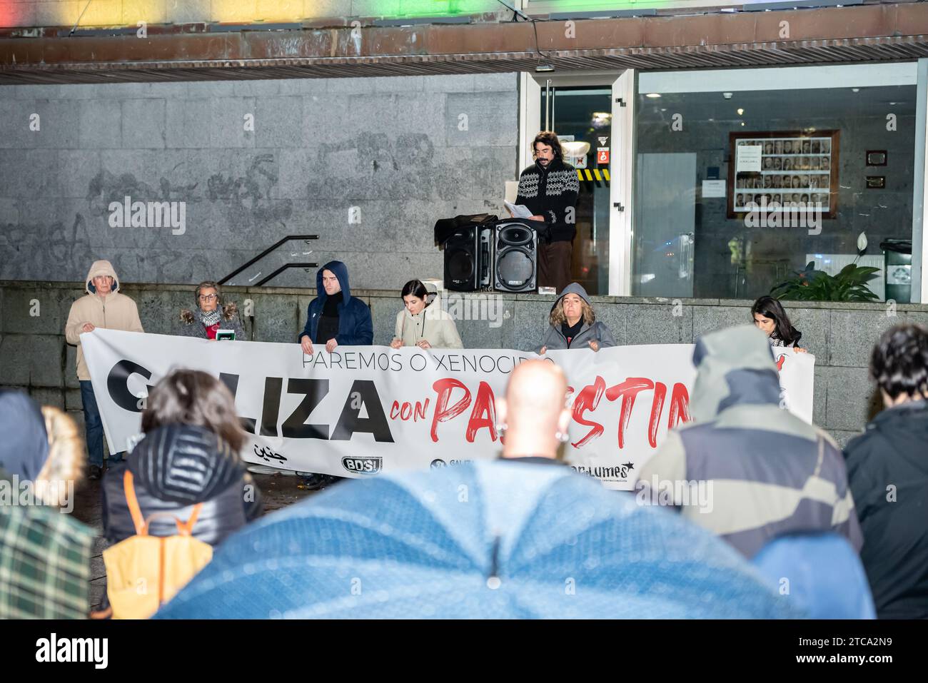 Cangas, Spagna. 11 dicembre 2023. Protesta in solidarietà con il popolo palestinese chiamato simultaneamente in più di quindici città galiziane. Nell'immagine la protesta nella città di Cangas, di fronte al municipio dove è stato letto un manifesto a favore della pace e contro il genocidio che si sta commettendo nella striscia di Gaza. Cangas, Spagna. 11 dicembre 2023. Crediti: Xan Gasalla / Alamy Live News Foto Stock