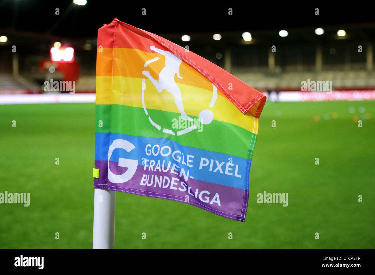 München, Deutschland 11. Dezember 2023: Fussball, FRAUEN, GOOGLE PIXEL FRAUEN-BUNDESLIGA, Saison 2023/2024, FC Bayern München - Bayer 04 Leverkusen, Campus Hier eine Eckfahne mit Regenbogenfarben, Google Pixel Frauen Bundesliga Schriftzug, Symbolbild Foto Stock