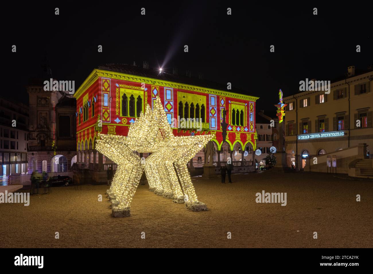 Udine (8 dicembre 2023) - Piazza della Libertà con decorazioni natalizie Foto Stock