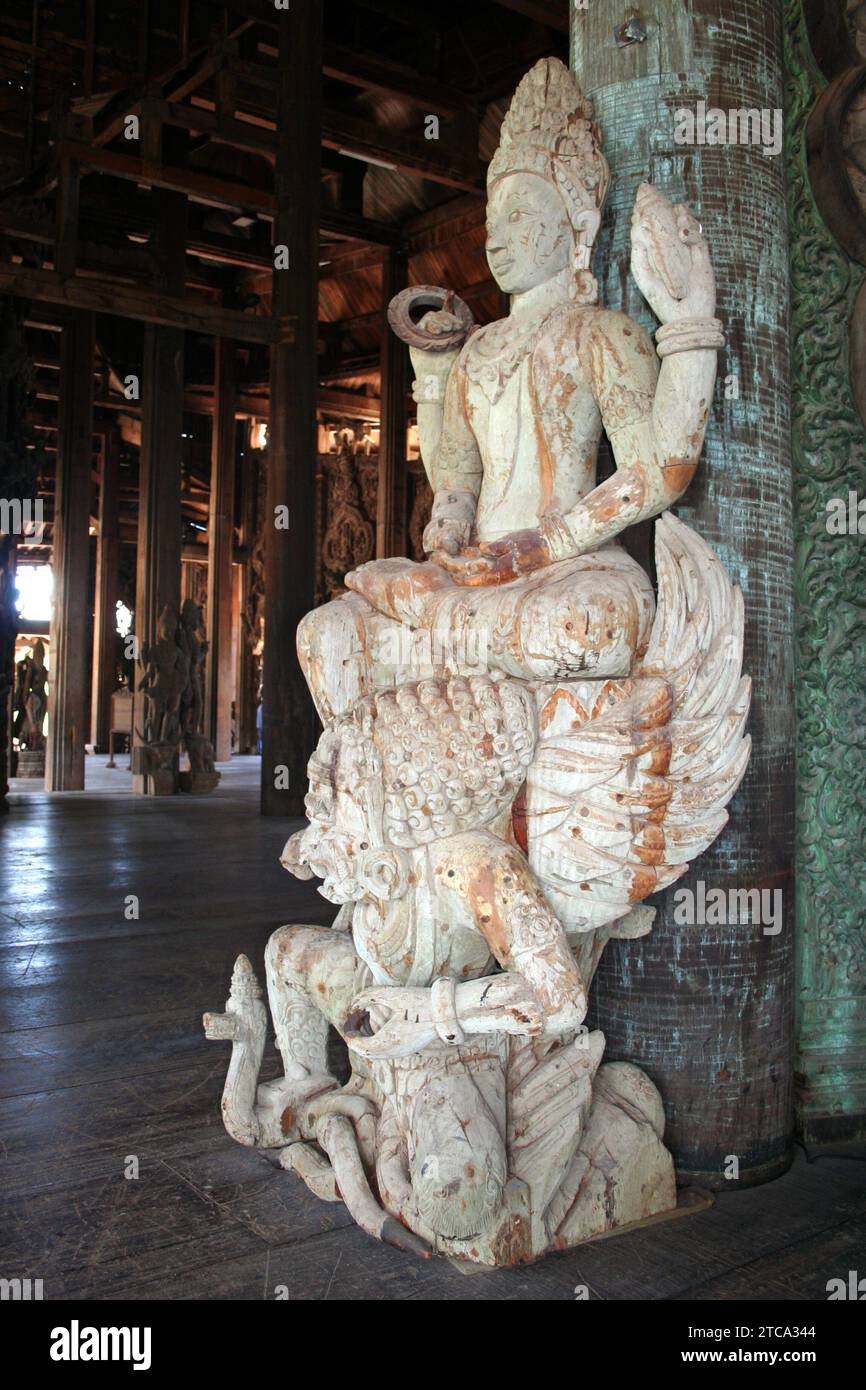 Scultura in legno del Dio Naraya al Santuario della verità di Pattaya Foto Stock