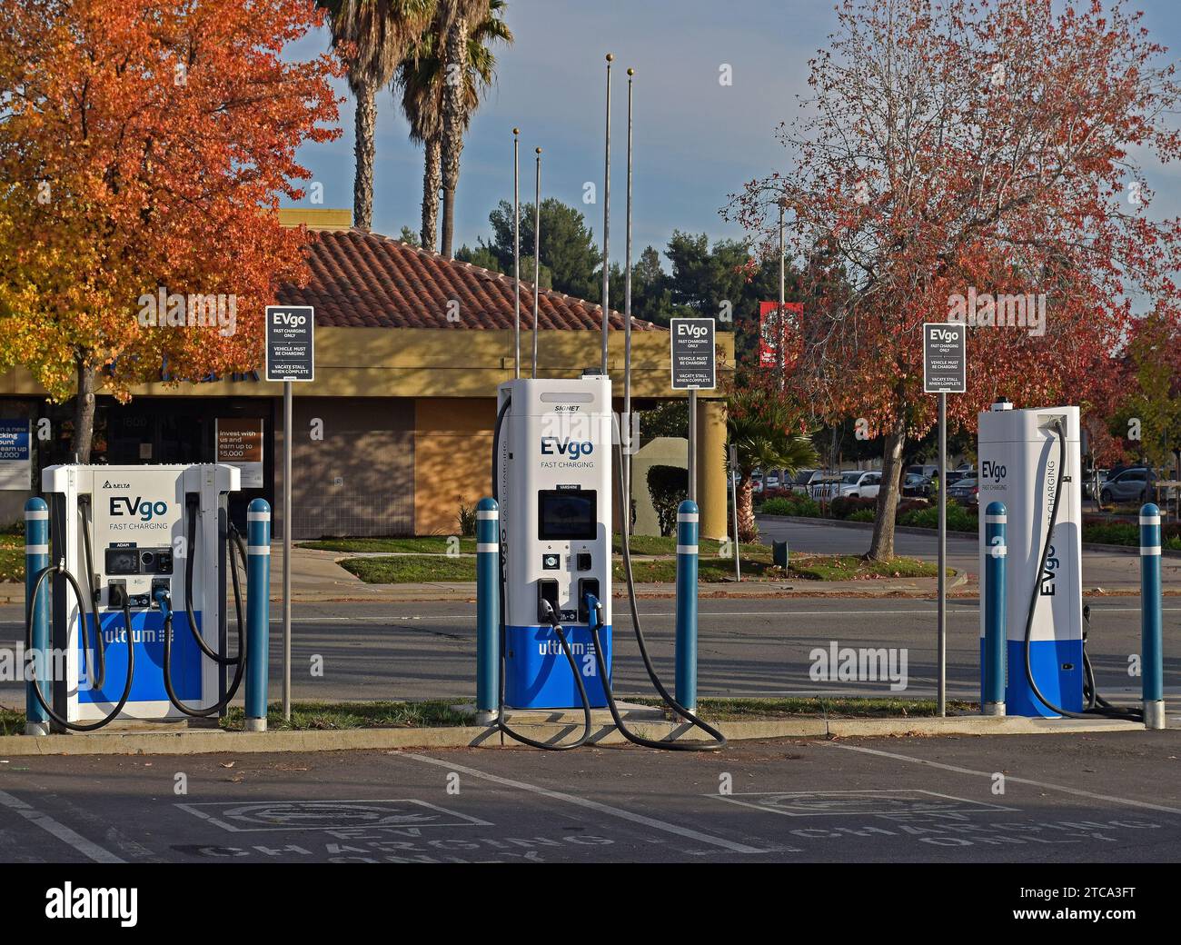 Stazione di ricarica rapida Evgo in un lotto di centro commerciale tra Dacoto Road e Alverado Niles Road a Union City, California Foto Stock