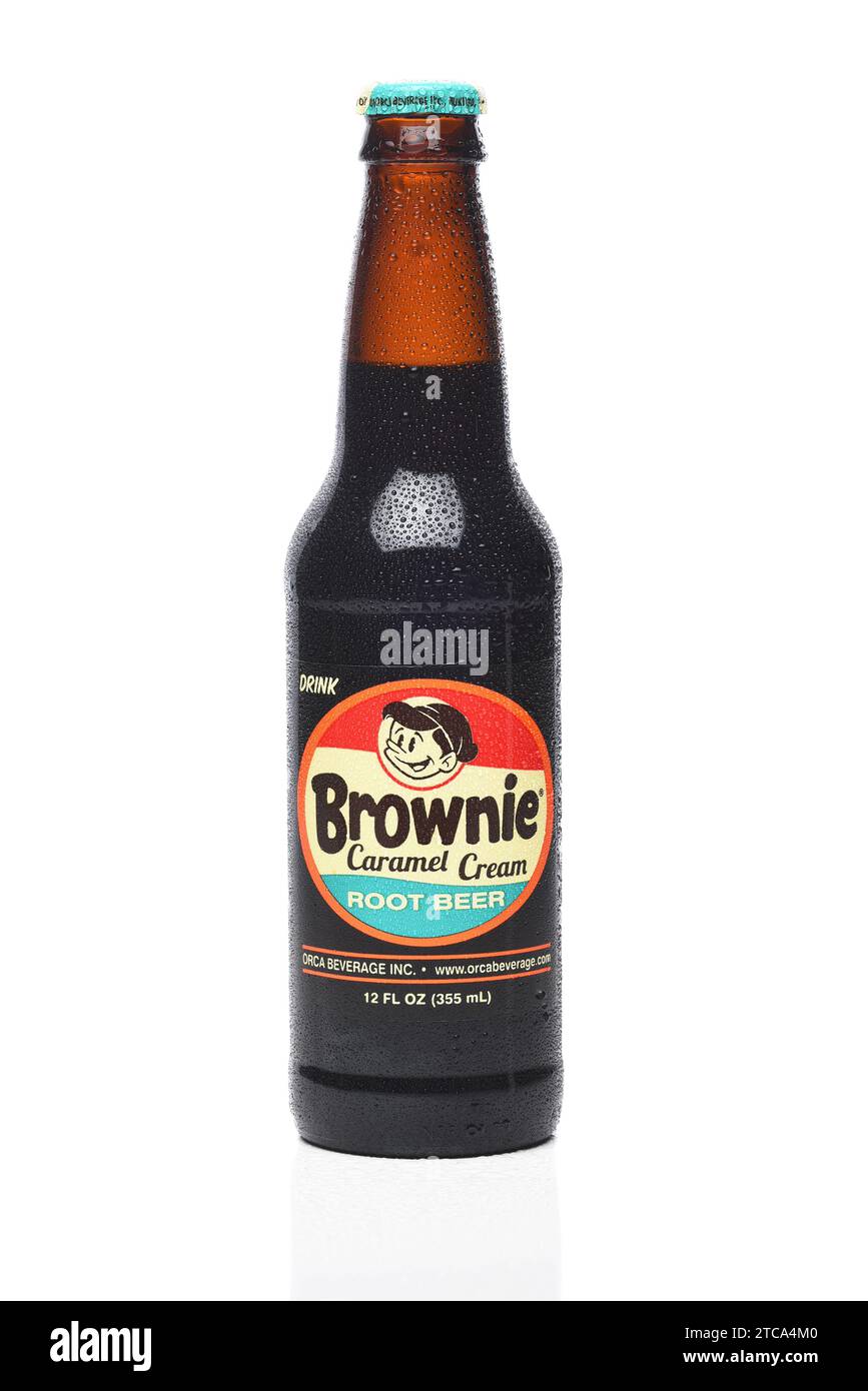IRVINE, CALIFORNIA - 11 DEC 2023: Una bottiglia di Brownie Caramel Cream Root Beer con condensazione. Foto Stock