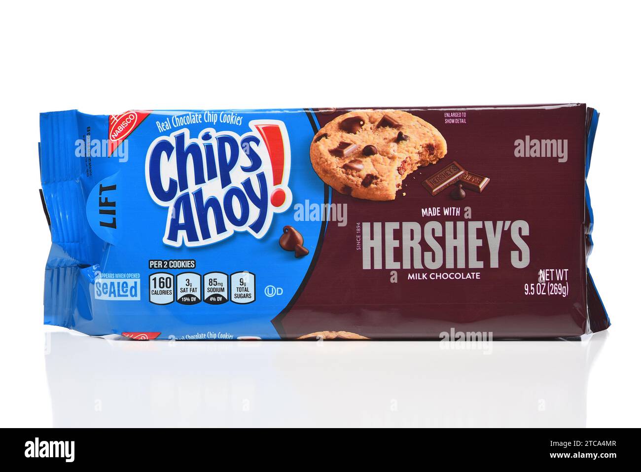 IRVINE, CALIFORNIA - 11 DEC 2023: Una confezione di Nabisco Chips Ahoy Chocolate Chip Cookies fatti con cioccolato al latte Hersheys. Foto Stock