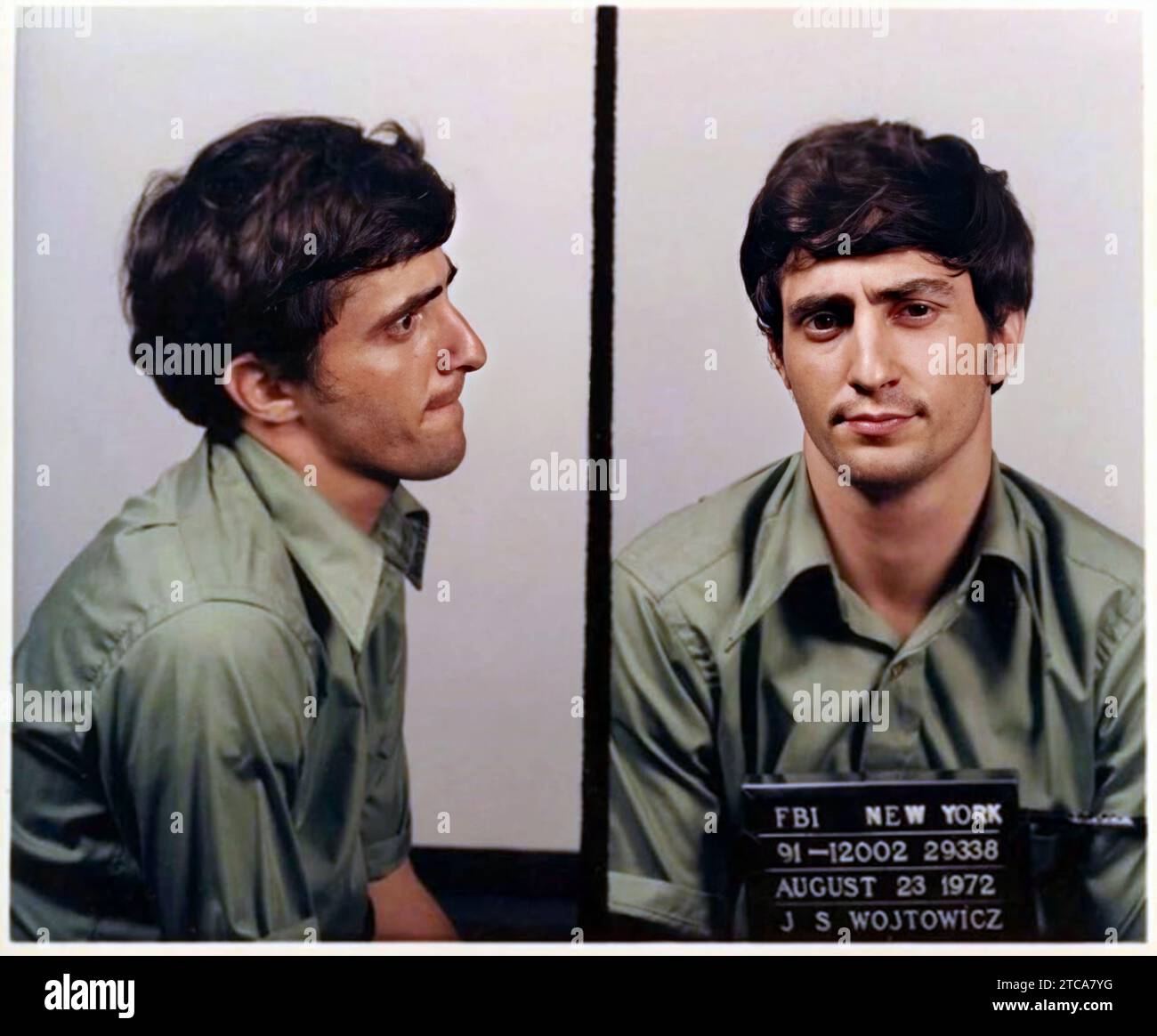1972 , 23 agosto , NEW YORK , USA: Il rapinatore di banche americane JOHN WOJTOWICZ ( 1945 -2006 ) la cui storia ha ispirato il film DOG DAY AFTERNOON ( 1975 , quel pomeriggio di un giorno da cani ) di Sidney Lumet con al Pacino . Il 22 agosto 1972, Wojtowicz, tentò di derubare una filiale della Chase Manhattan Bank a Brooklyn, la rapina era destinata a pagare per la sua amante e moglie Elizabeth Eden ( 1946 - 1987 ) l'intervento chirurgico per l'affermazione del genere ( maschio-femmina ). Il 23 aprile 1973 fu condannato a 20 anni nel penitenziario federale di Lewisburg. Wojtowicz fu pagato 7500 dollari, più l'1% dei profitti netti del film, per la Foto Stock