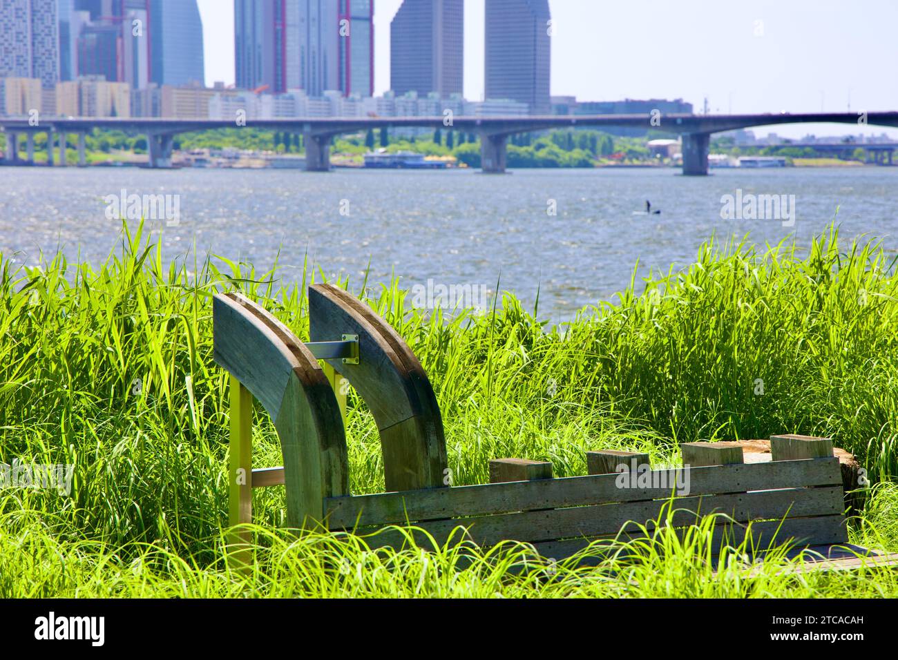 L'installazione 'Playscape' nel Parco d'Arte di Hangang presenta una panchina di riposo realizzata con tecniche tradizionali di costruzione navale in legno, con un paddleboarde Foto Stock