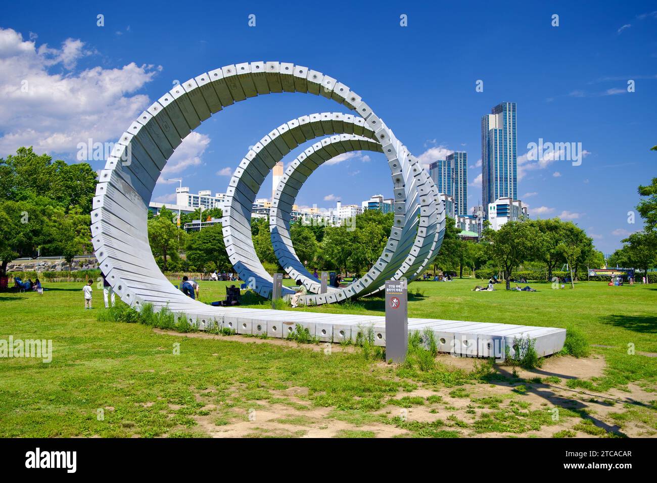 L'imponente scultura "Scroll-Flowing Stories", alta 8 metri, presso l'Inchon Hangang Park affascina i visitatori, con folle che si radunano intorno per ammirare il suo gr Foto Stock
