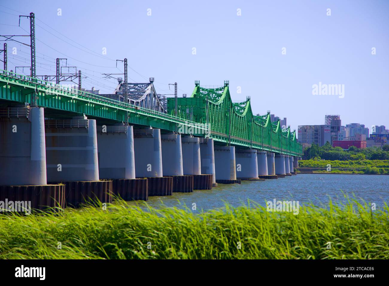 Una vista ravvicinata dei ponti ferroviari di Hangang rivela l'intricata ingegneria e la bellezza strutturale che attraversano il fiume Han a Seoul. Foto Stock