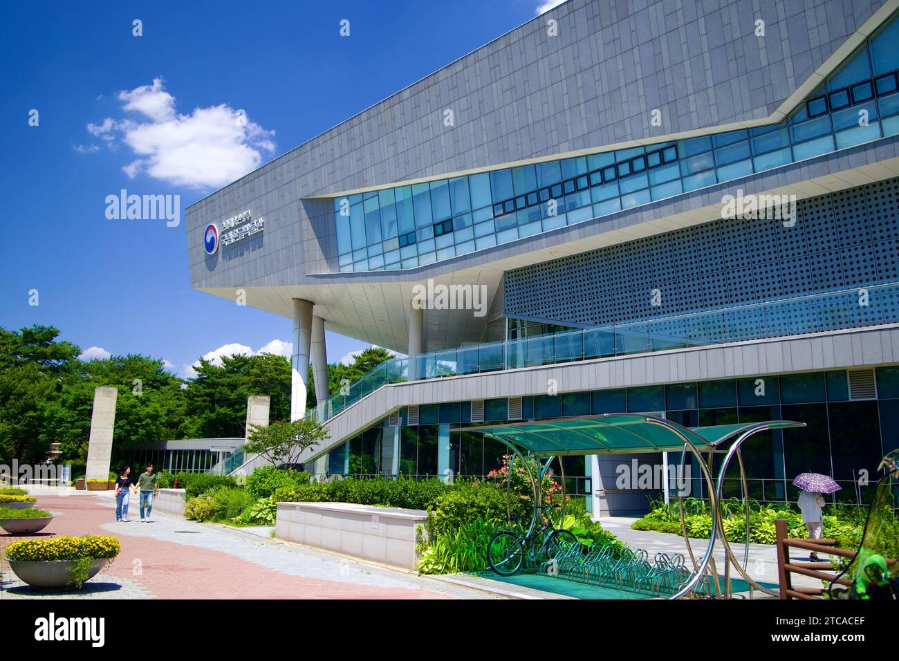 La vista laterale del Museo Nazionale di Hangeul, adiacente al Museo Nazionale della Corea, rivela il suo design architettonico unico, che unisce modernità e modernità Foto Stock