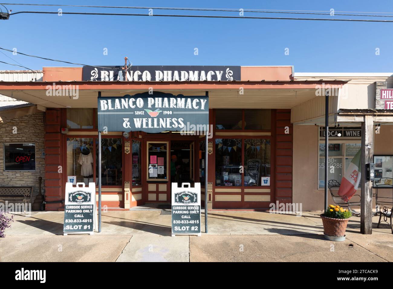 Blanco, Texas - 2 novembre 2023: Vecchia farmacia e centro benessere a Blanco, Texas. Foto Stock