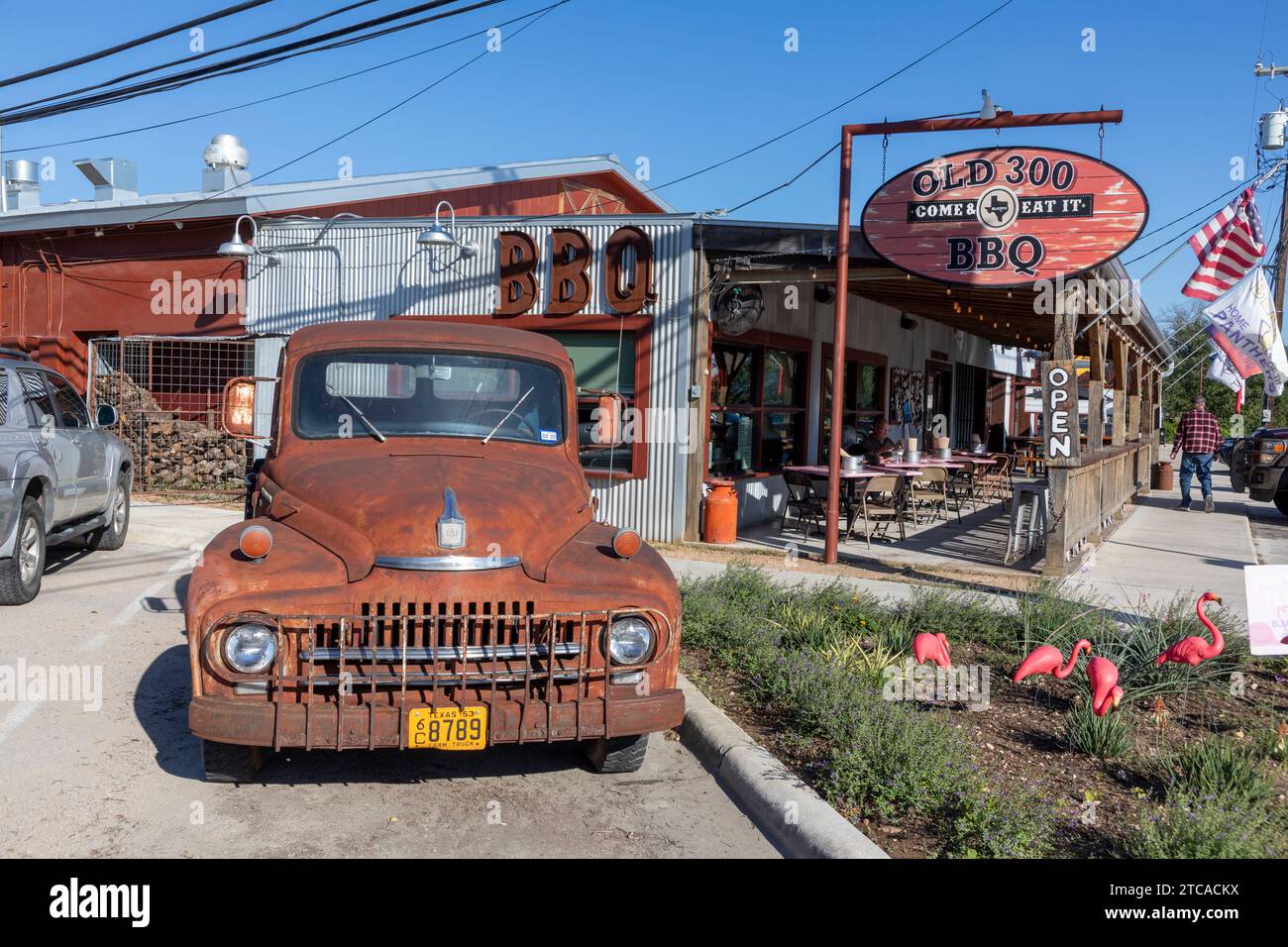 Blanco, Texas - 2 novembre 2023: Vecchia auto da collezione arrugginita in strada a Blanco, Texas. Foto Stock