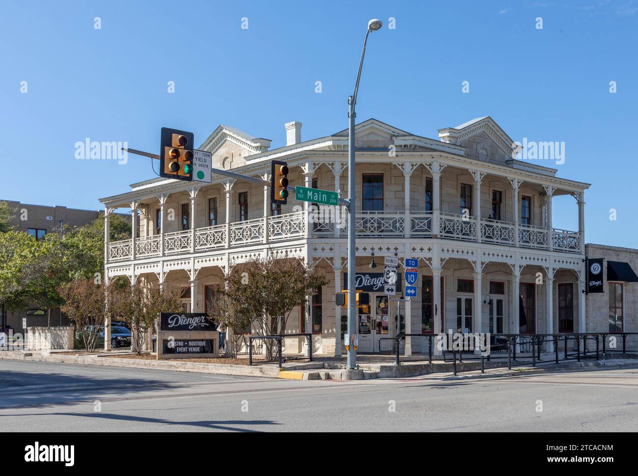 Boerne, USA - 2 novembre 2023: Vecchi edifici vintage in stile occidentale e decorazioni a Boerne, Texas, USA. Foto Stock