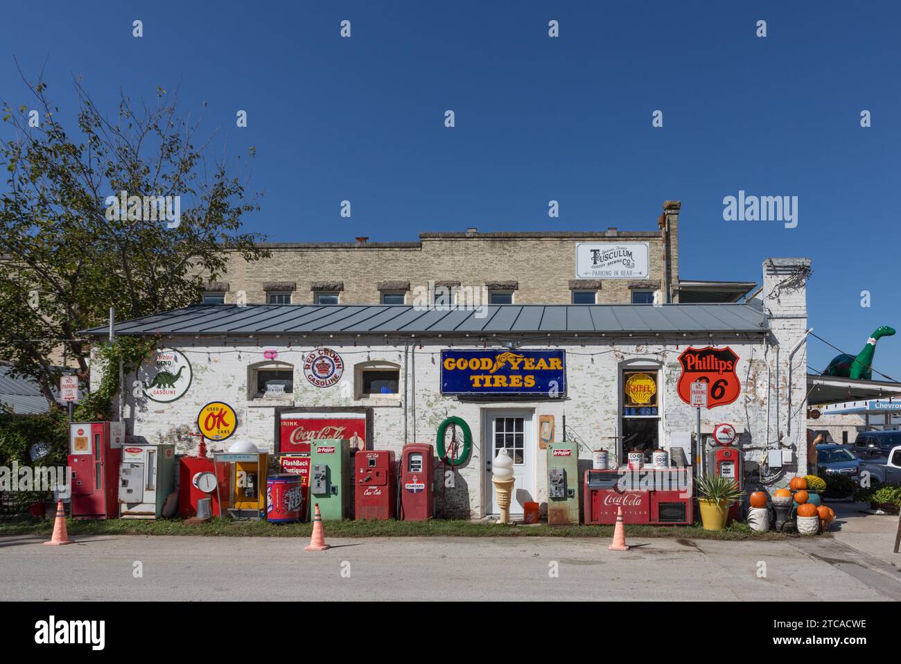 Boerne, USA - 2 novembre 2023: Vecchi edifici vintage in stile occidentale e decorazioni a Boerne, Texas, USA. Foto Stock