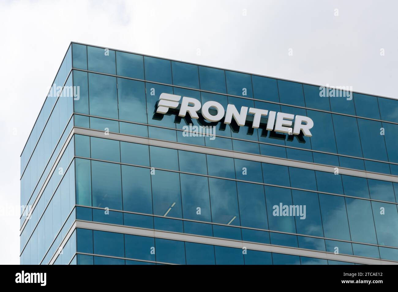 Il logo Frontier Airlines si trova presso la sede centrale della società a Denver, Colorado, Stati Uniti Foto Stock