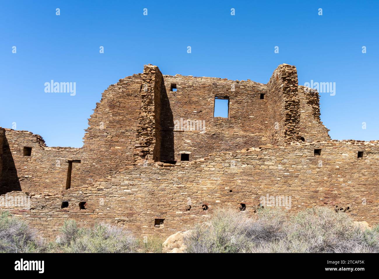 Antiche rovine di Pueblo Bonito nel Parco storico nazionale della cultura di Chaco, New Mexico, Stati Uniti. Foto Stock