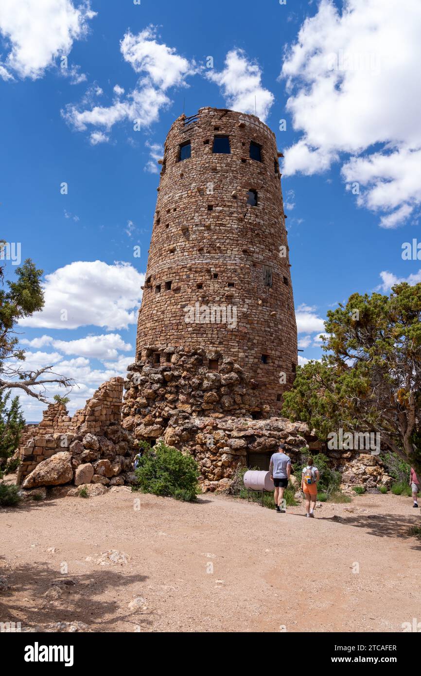 Persone non riconosciute che visitano la Desert View Watchtower nel Parco Nazionale del Grand Canyon in Arizona, Stati Uniti Foto Stock