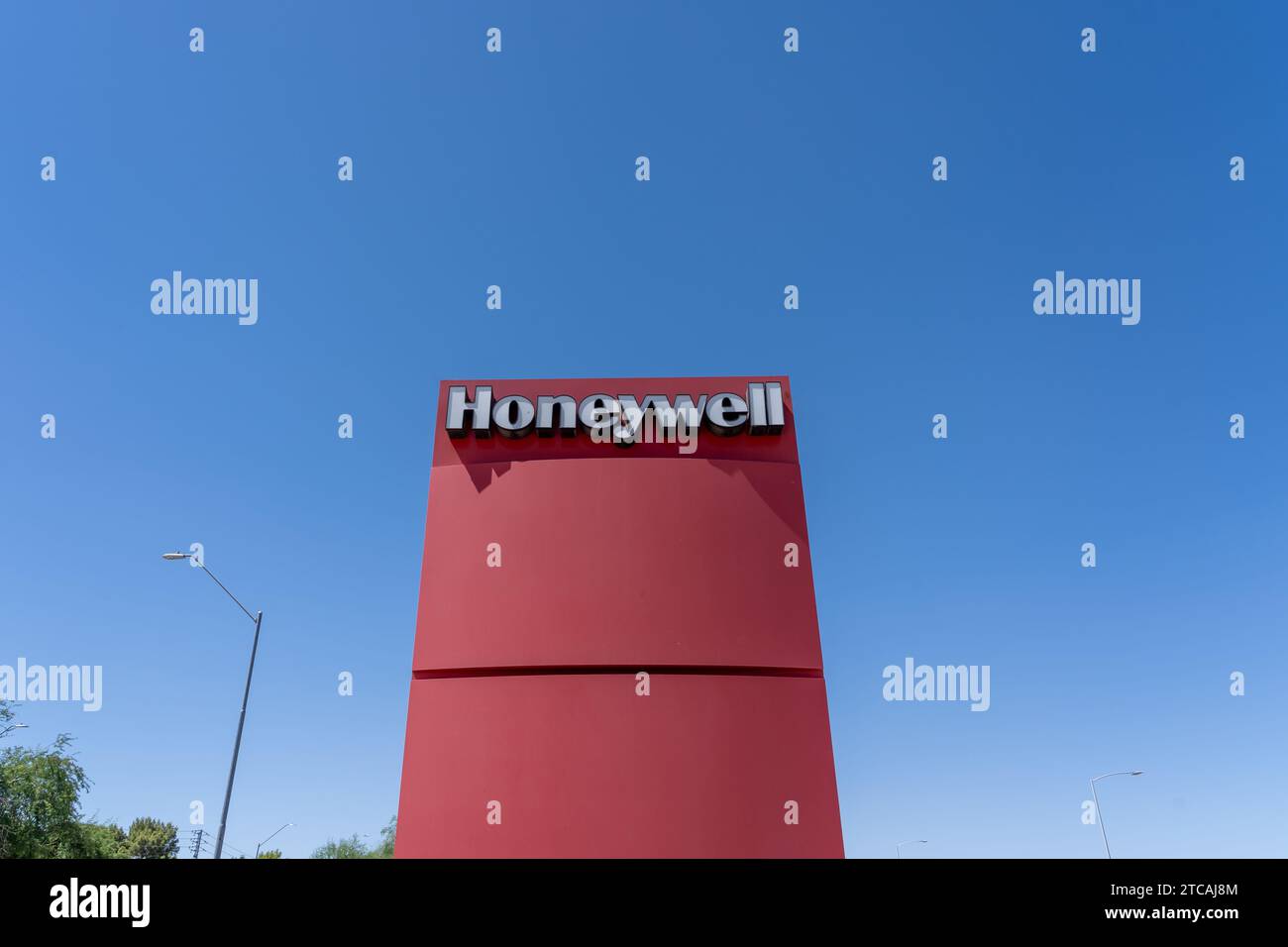 Primo piano del cartello di Honeywell con il cielo blu sullo sfondo. Phoenix, Arizona, Stati Uniti Foto Stock