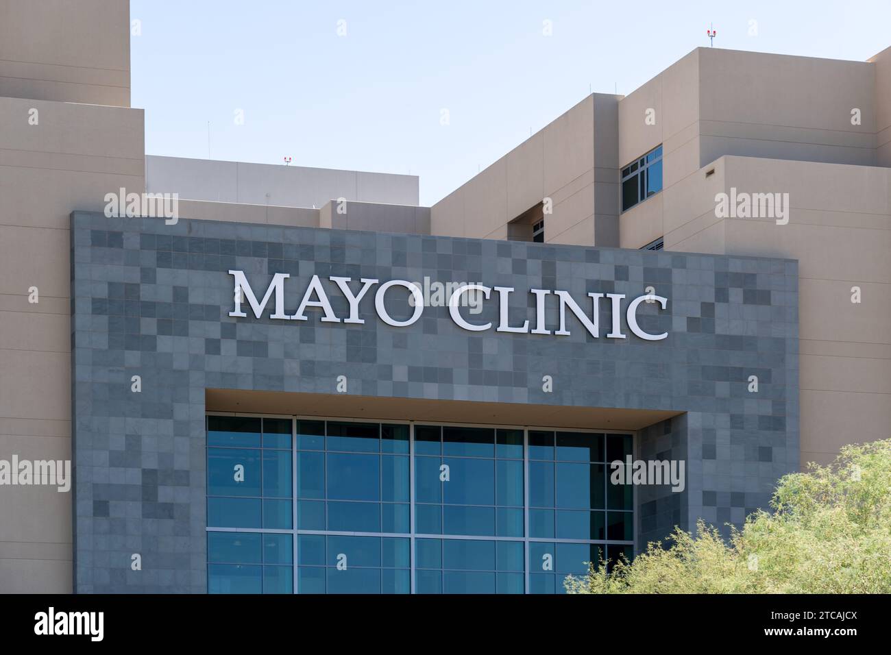 Primo piano del cartello della Mayo Clinic sull'edificio di Phoenix, Arizona, Stati Uniti Foto Stock