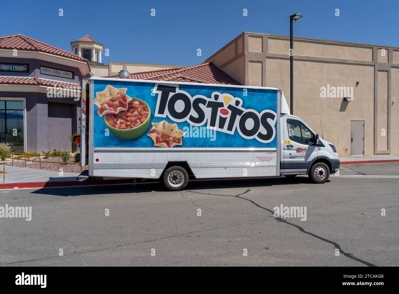 Viene mostrato un carrello Tostitos. Yermo, CALIFORNIA, Stati Uniti Foto Stock