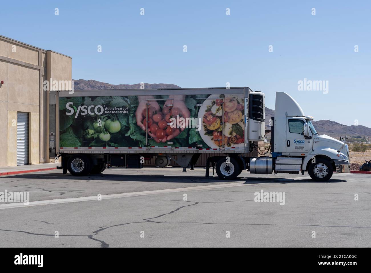 Viene mostrato un camion Sysco in un parcheggio. Yermo, CALIFORNIA, Stati Uniti Foto Stock