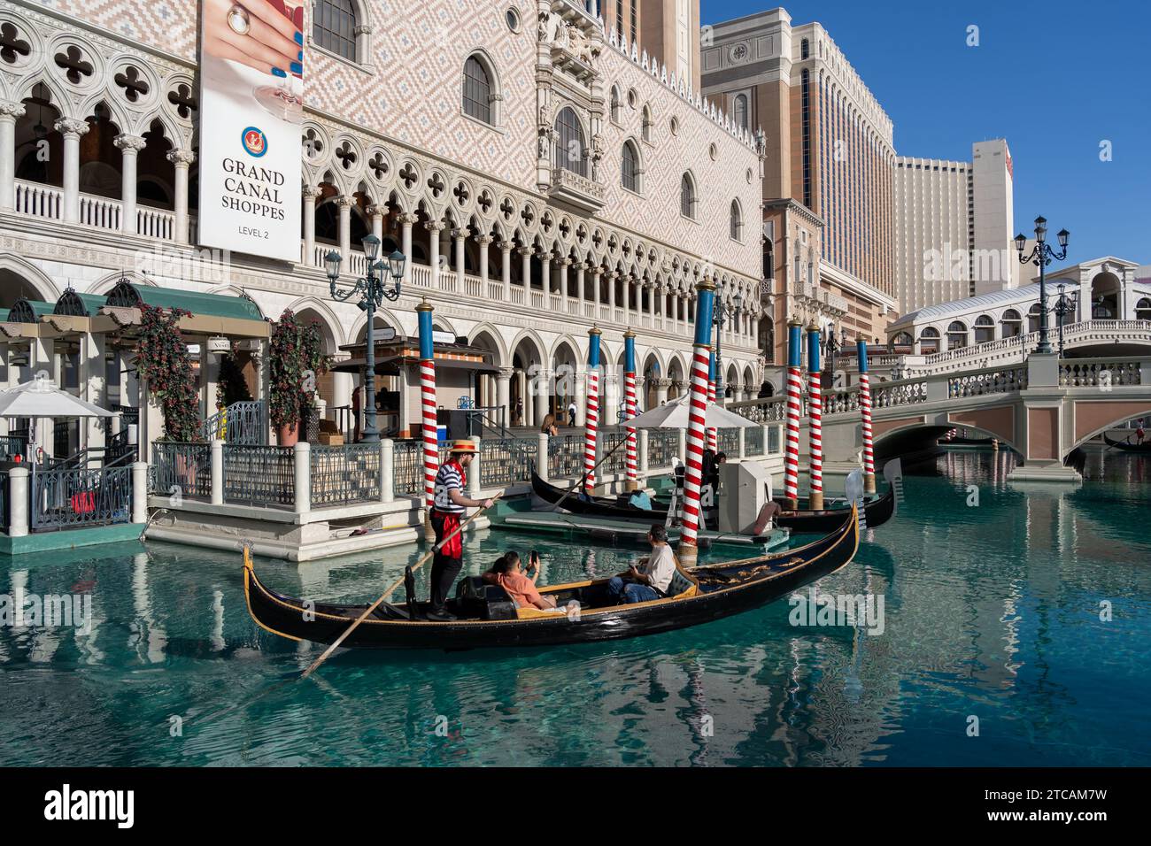 Visitatori che fanno un tour in gondola al Venetian sulla Las Vegas Strip a Paradise, Nevada, Stati Uniti Foto Stock