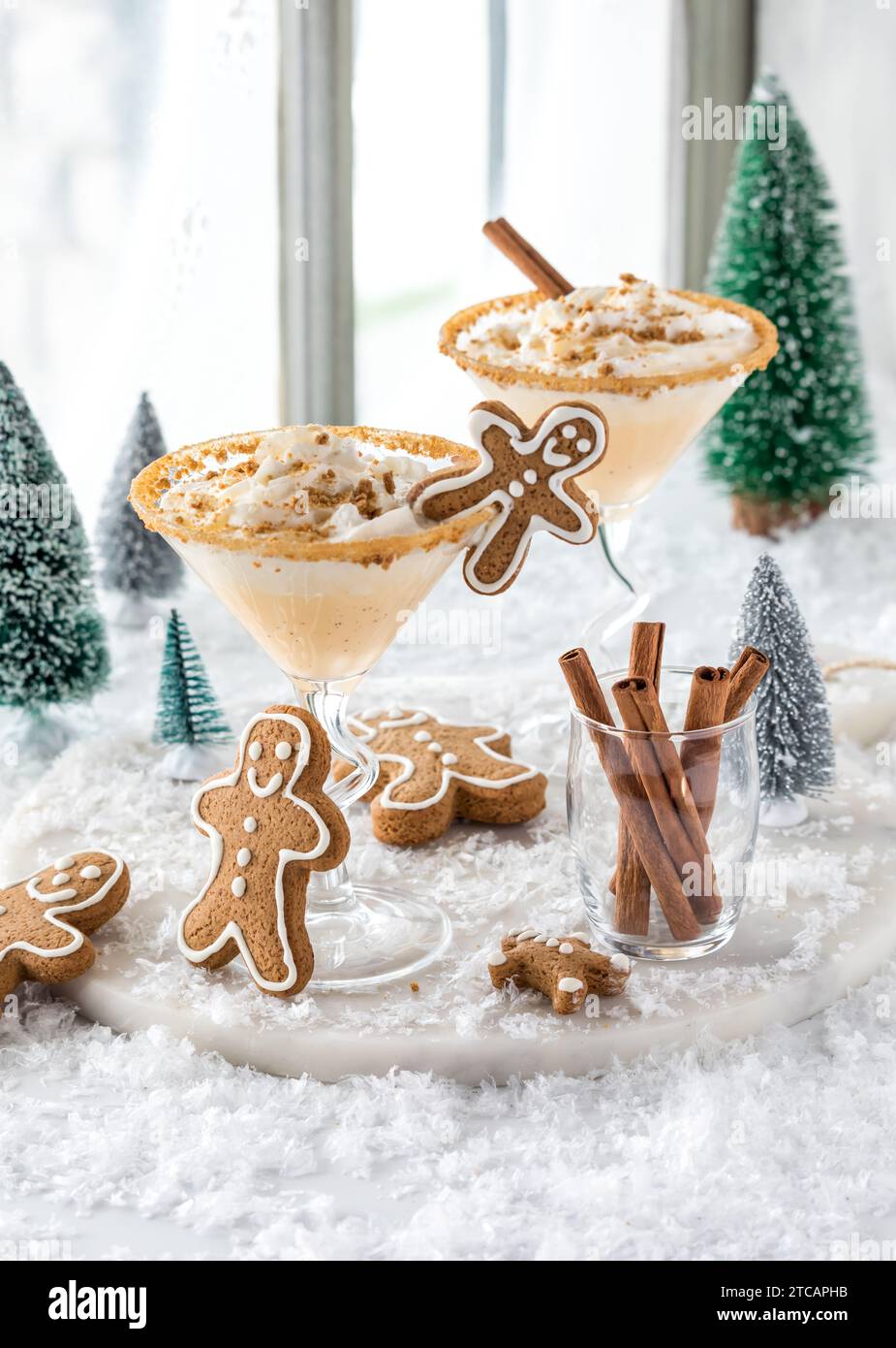Due bicchieri di martini di pan di zenzero con panna montata e biscotti al pan di zenzero. Foto Stock