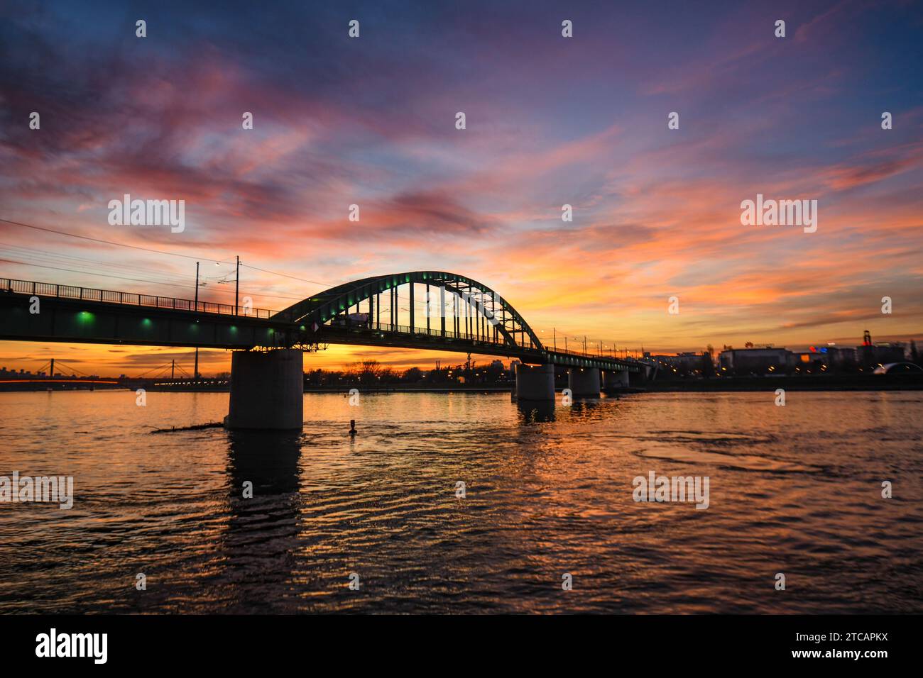 Tramonto a Belgrado: Vecchio ponte Sava. Serbia Foto Stock