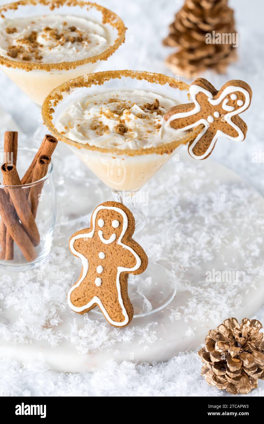 Martini di pan di zenzero con panna montata e biscotti grattati al pan di zenzero. Foto Stock