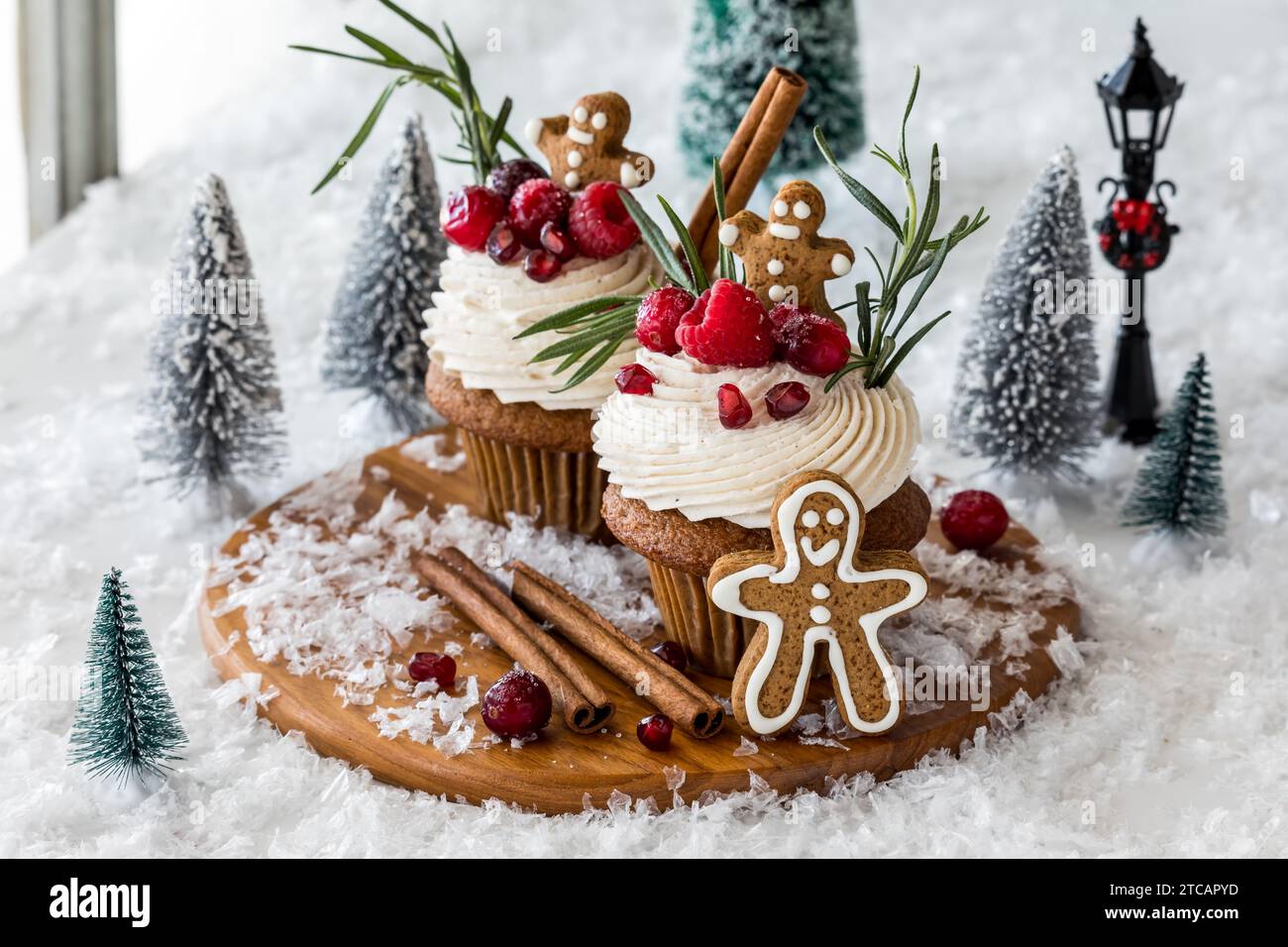 Cupcake di pan di zenzero decorati con pan di zenzero e condimenti stagionali. Foto Stock