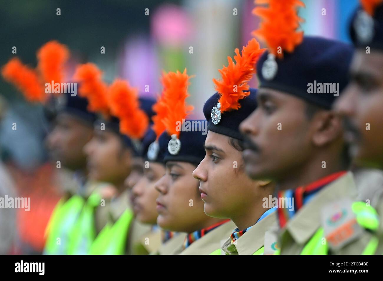 I soldati della NDRF, delle Home Guards e della difesa civile prestano giuramento il 61° giorno di sollevamento della All India Civil Defence e delle Home Guard al campo di parata della polizia ad Agartala. Tripura. India. Foto Stock