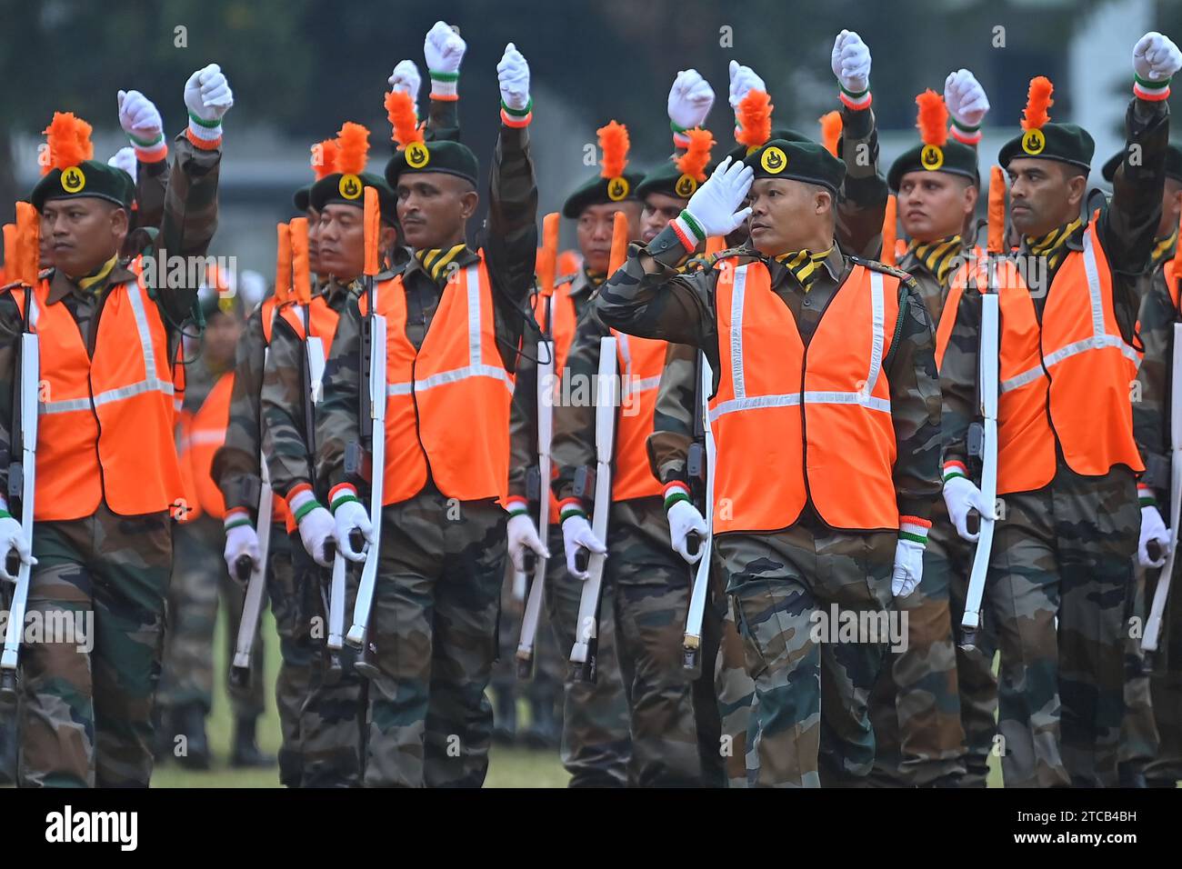 I soldati della NDRF, delle Home Guards e della difesa civile prestano giuramento il 61° giorno di sollevamento della All India Civil Defence e delle Home Guard al campo di parata della polizia ad Agartala. Tripura. India. Foto Stock