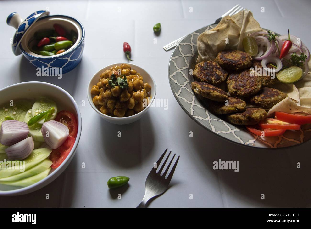 Cibo salutare ceci al curry di masala in una ciotola servita con condimenti. Foto Stock