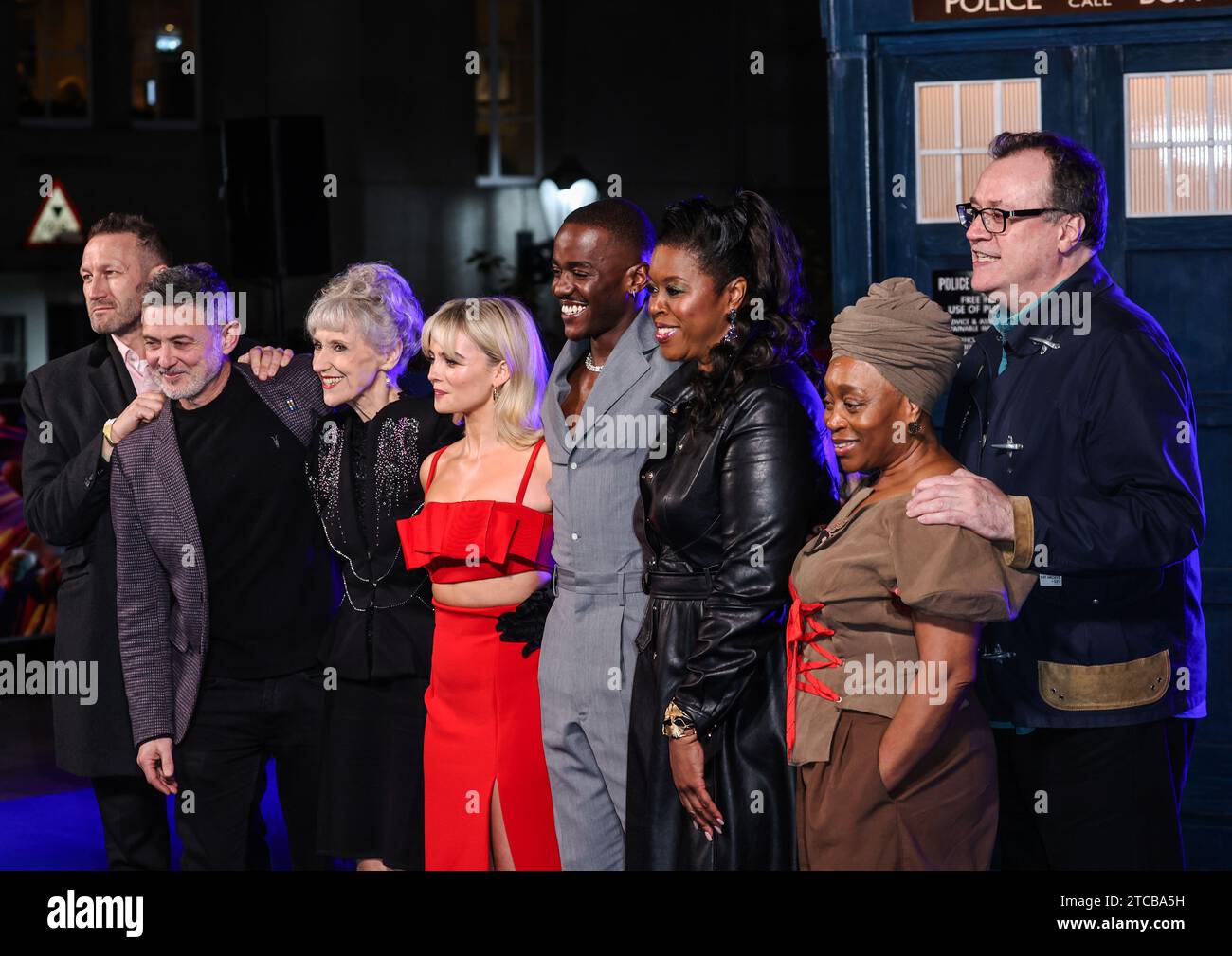 Londra, Regno Unito. 11 dicembre 2023. Alex Beaton, Anita Dobson, Millie Gibson, Ncuti Gatwa, Michelle Greenidge, Angela Winter, Russell T. Davies e Phil Collinson al London Eye per celebrare l'imminente episodio speciale di Natale di "Doctor Who". (Foto di Brett Cove/SOPA Images/Sipa USA) credito: SIPA USA/Alamy Live News Foto Stock