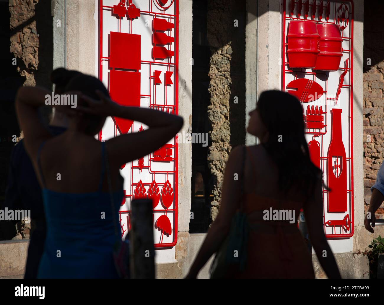 LX Factory, Lisbona, Portogallo. Facciata di fronte alla strada della BIRRA, un microbirrificio e ristorante nella fabbrica. La LX Factory è un parco industriale ristrutturato di 23.000 metri quadrati che è diventato un centro di arte, multimedia, negozi di musica, cibo e intrattenimento a 3 km (1,8 miglia) ad ovest del centro di Lisbona. Foto Stock