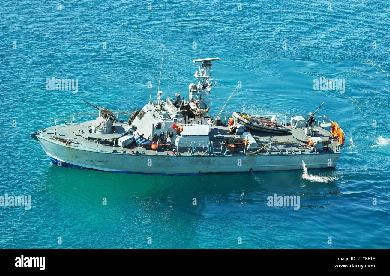 Nave da guerra sullo sfondo del mare turchese in Israele Foto Stock