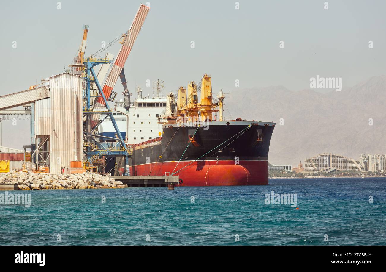 Grande nave da carico nel porto del Golfo di Eilat Foto Stock