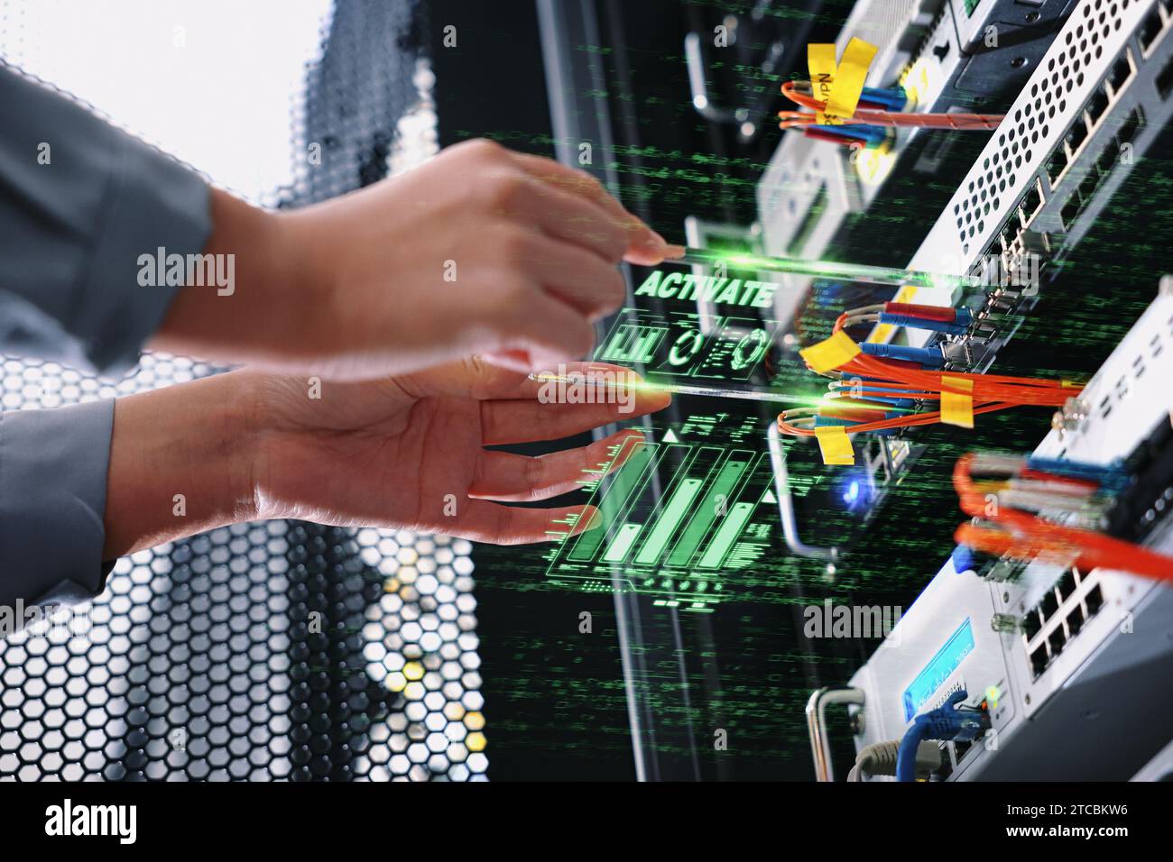 Nella sala server, un tecnico sta gestendo le apparecchiature utilizzando un dispositivo AR. Foto Stock