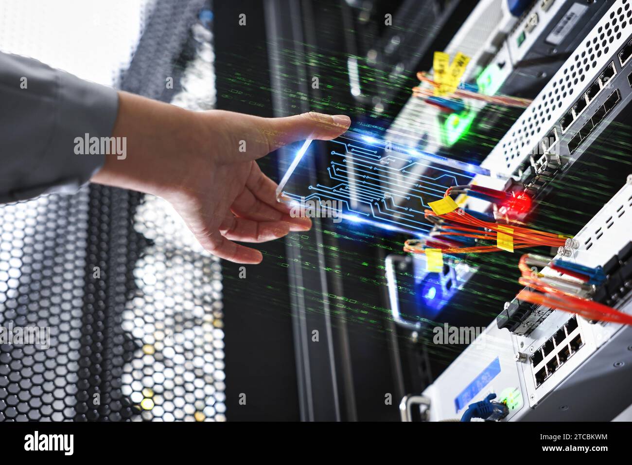 Nella sala server, un tecnico sta gestendo le apparecchiature utilizzando un dispositivo AR. Foto Stock