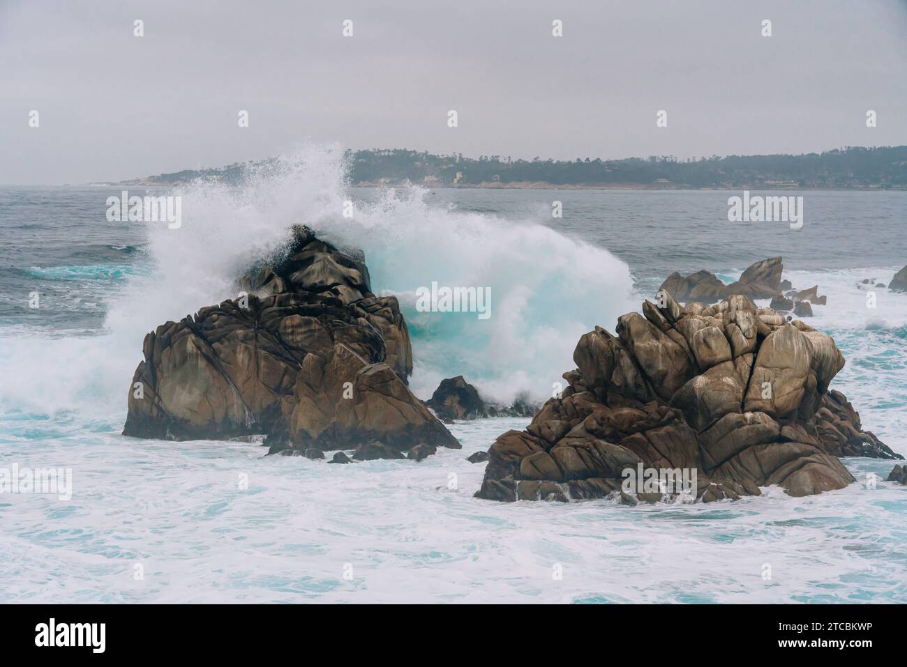 Onde che battono la roccia, paesaggio marino. Potere della natura Foto Stock