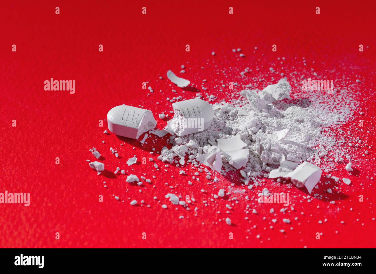 Droga, pillole sono tagliate e sparse per terra Foto Stock