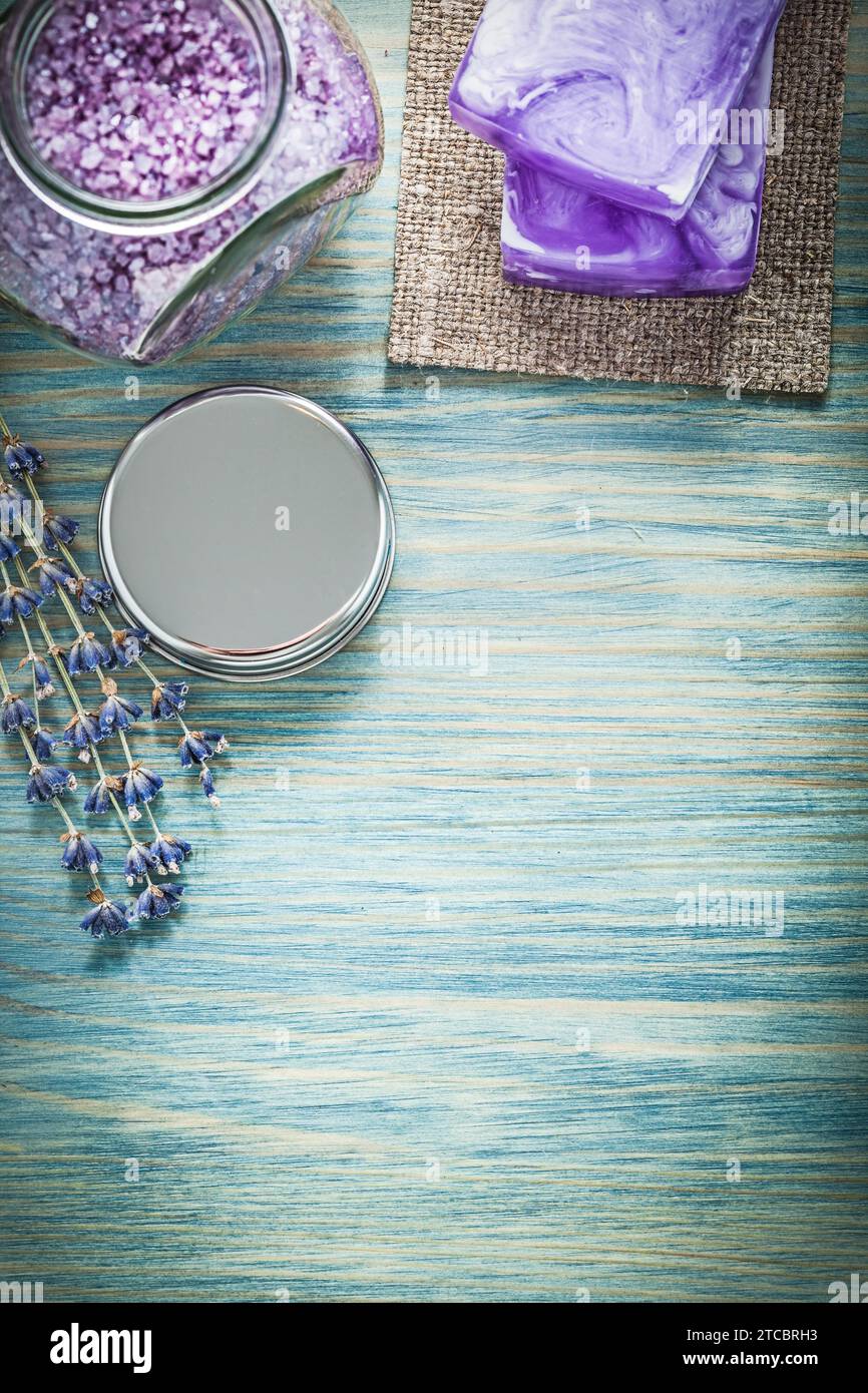 Composizione di sapone fatto a mano bagno profumato di lavanda copertura in vetro marino su tavola di legno concetto di trattamento a spruzzo Foto Stock