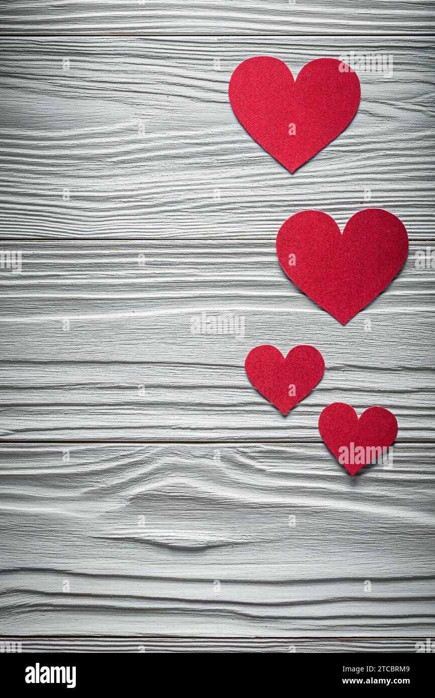 Composizione di cuori rossi su tavola di legno cartoline di San Valentino Foto Stock