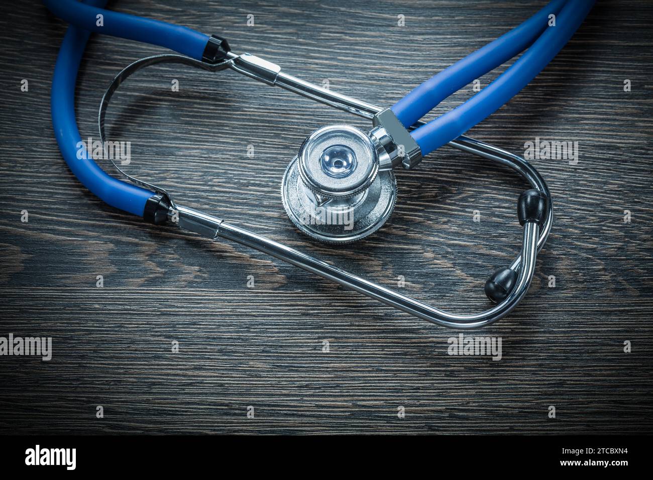 Stetoscopio medico su tavola di legno d'epoca Foto Stock
